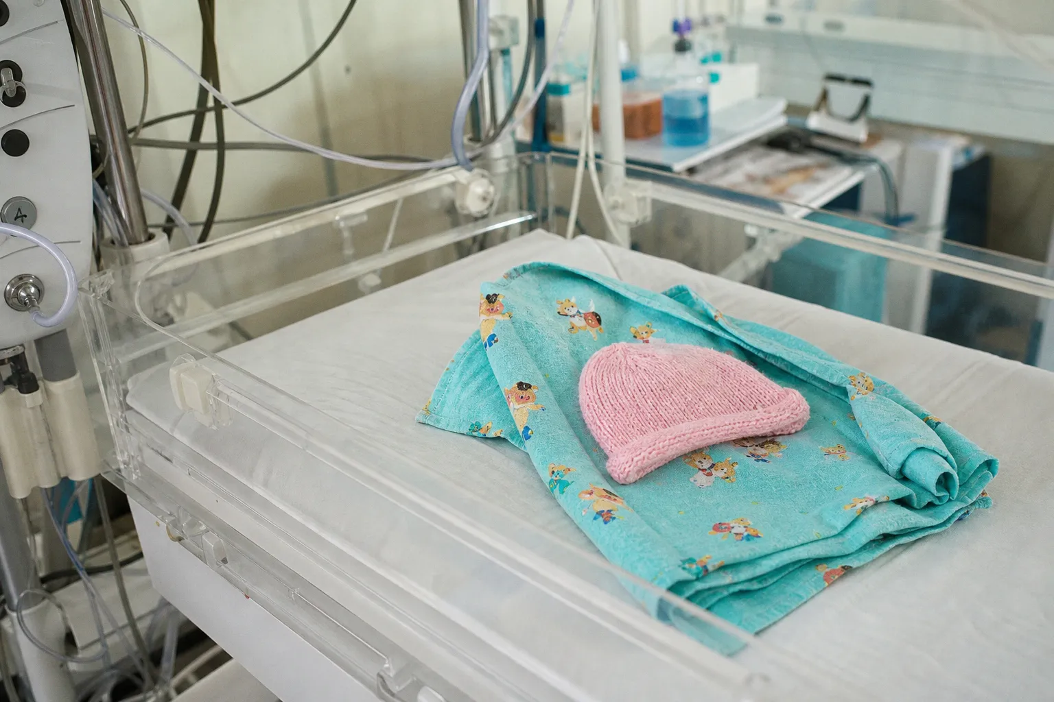 Kangaroo Mother Care or incubator for stable preterm infants